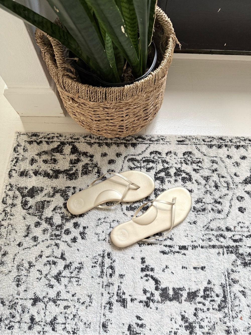 Like new Solei Sea Indie Sandal in Champagne Sz 10